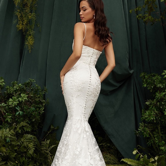 House of CB ‘SOLENE’ Bridal Gown + ‘SIMONE’ Viel - Picture 2 of 15